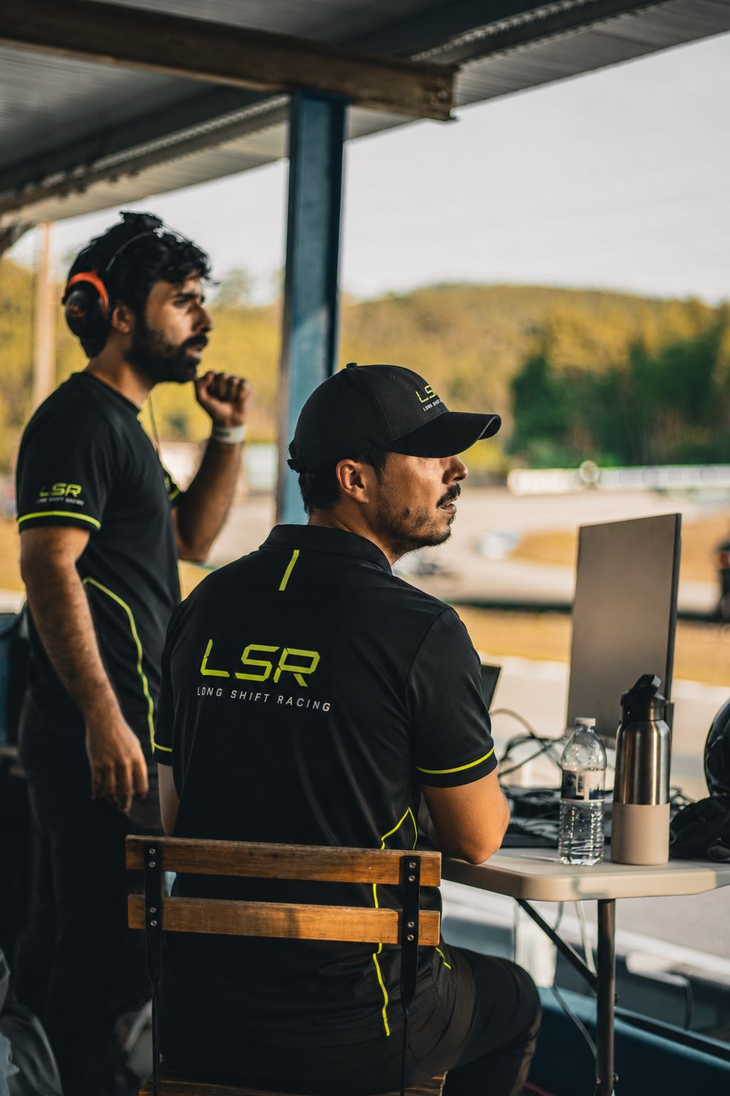 Dois elementos da Long Shift Racing no pit wall a acompanhar os tempos no computador durante a corrida